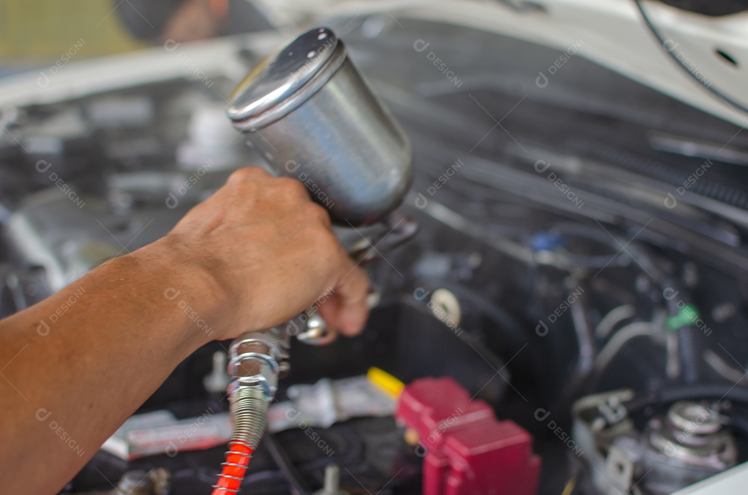 Homem segurando e kit de limpeza do motor do carro.