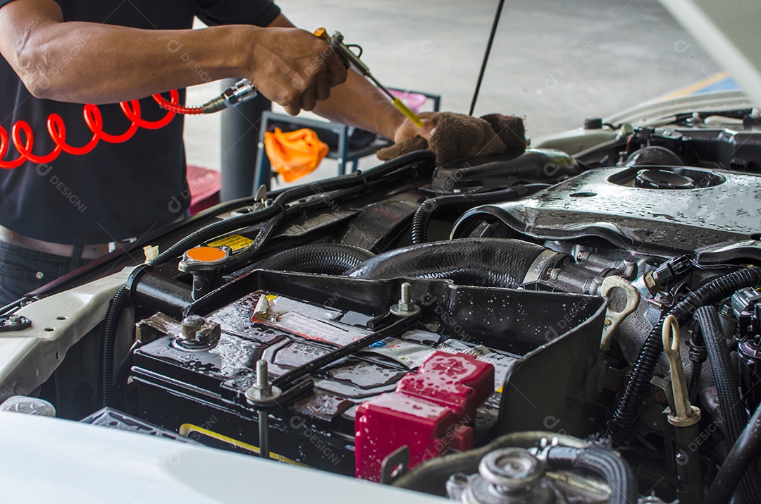 Homem segurando e kit de limpeza do motor do carro.