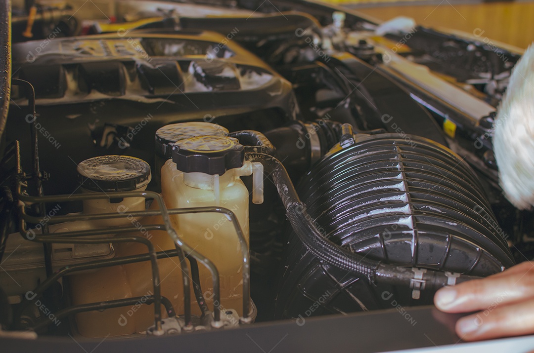 Detalhes no motor do carro