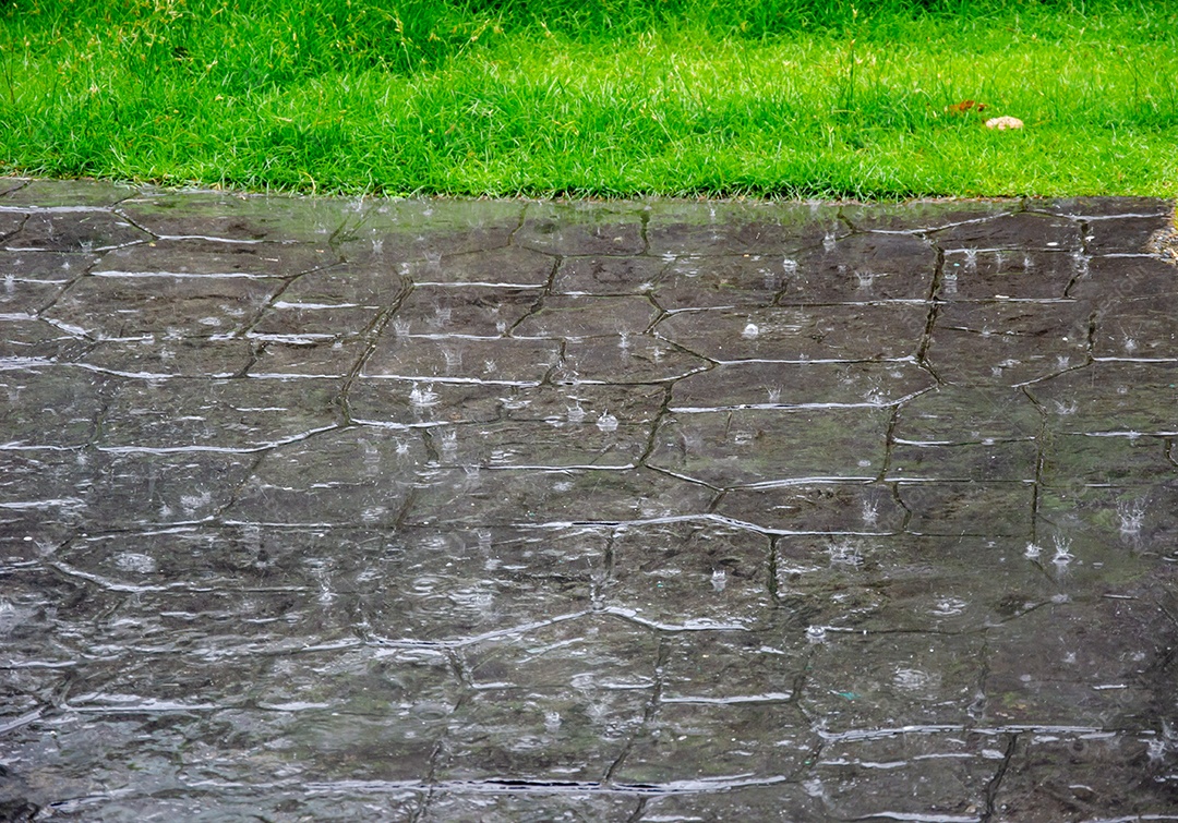 A chuva cai no chão da rua