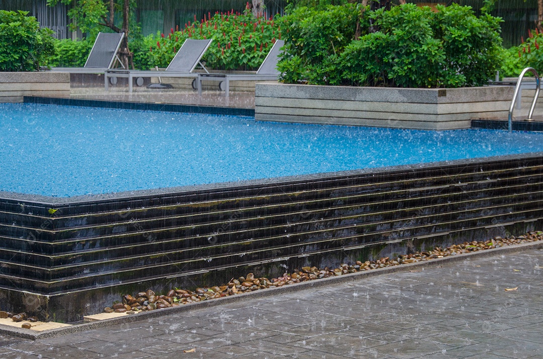 Chuva caindo na piscina externa