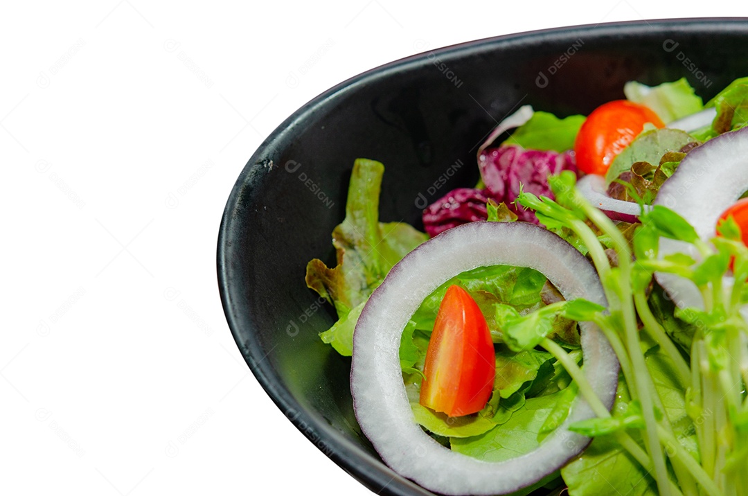 salada de legumes no fundo branco.