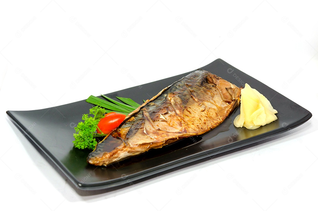 Peixe Saba com molho japonês. Estilo de comida japonesa.