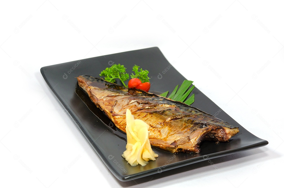 Peixe Saba com molho japonês. Estilo de comida japonesa.