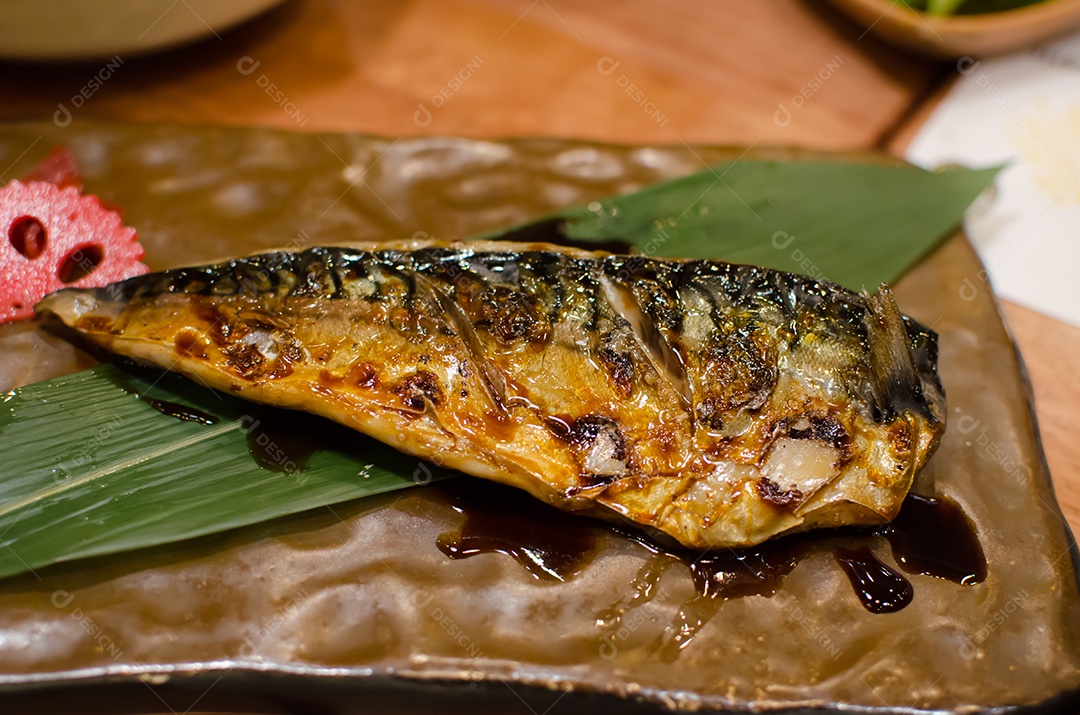 Peixe Saba com molho japonês. Estilo de comida japonesa.