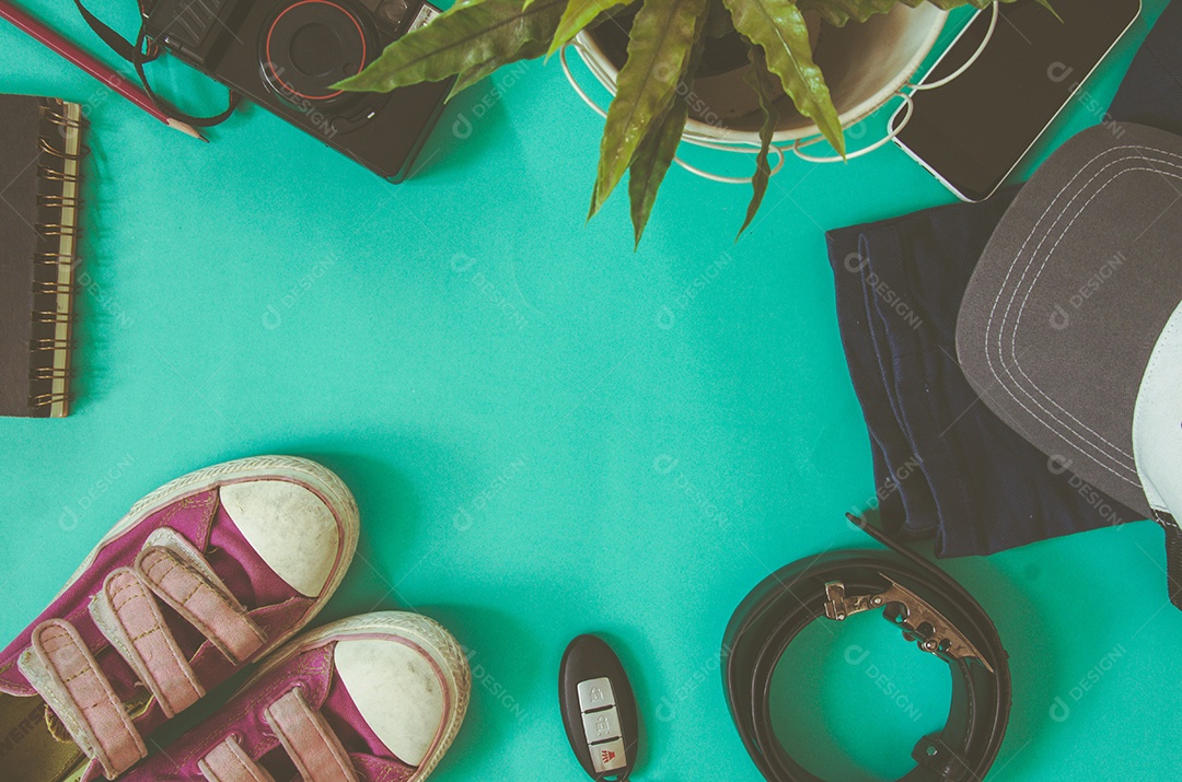 Itens de viajante em fundo verde