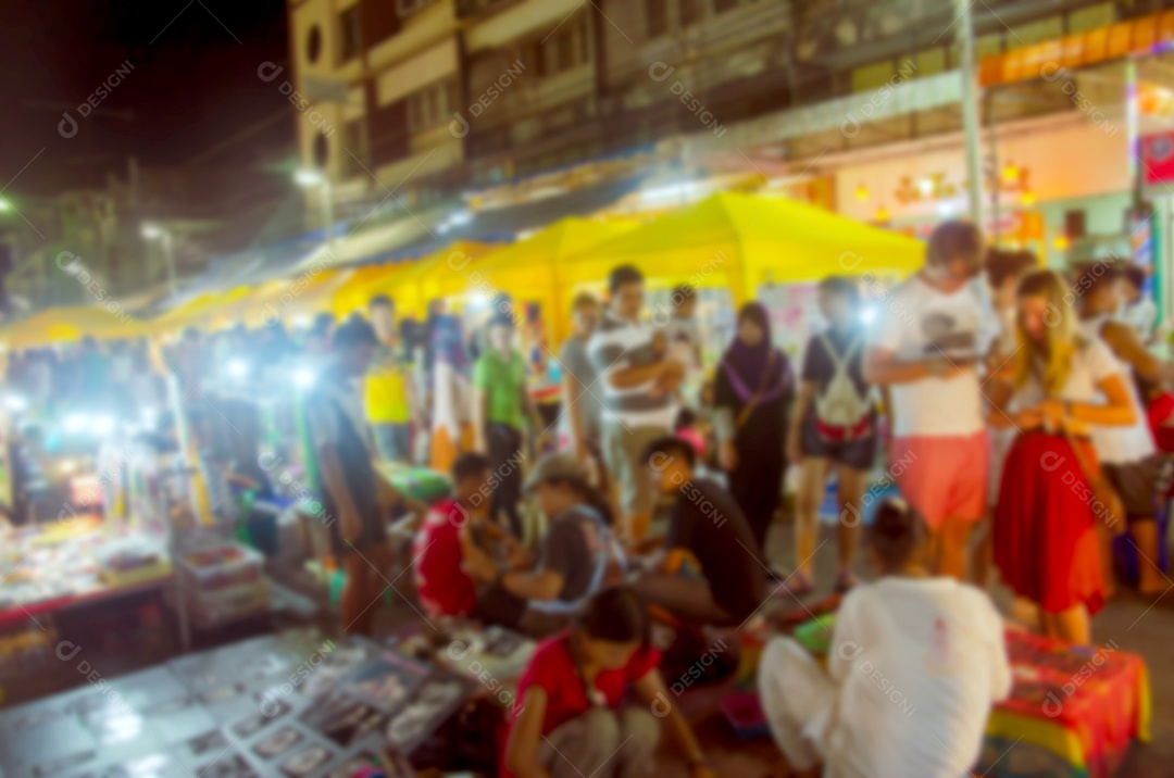 Turistas do mercado noturno do Festival do borrão.