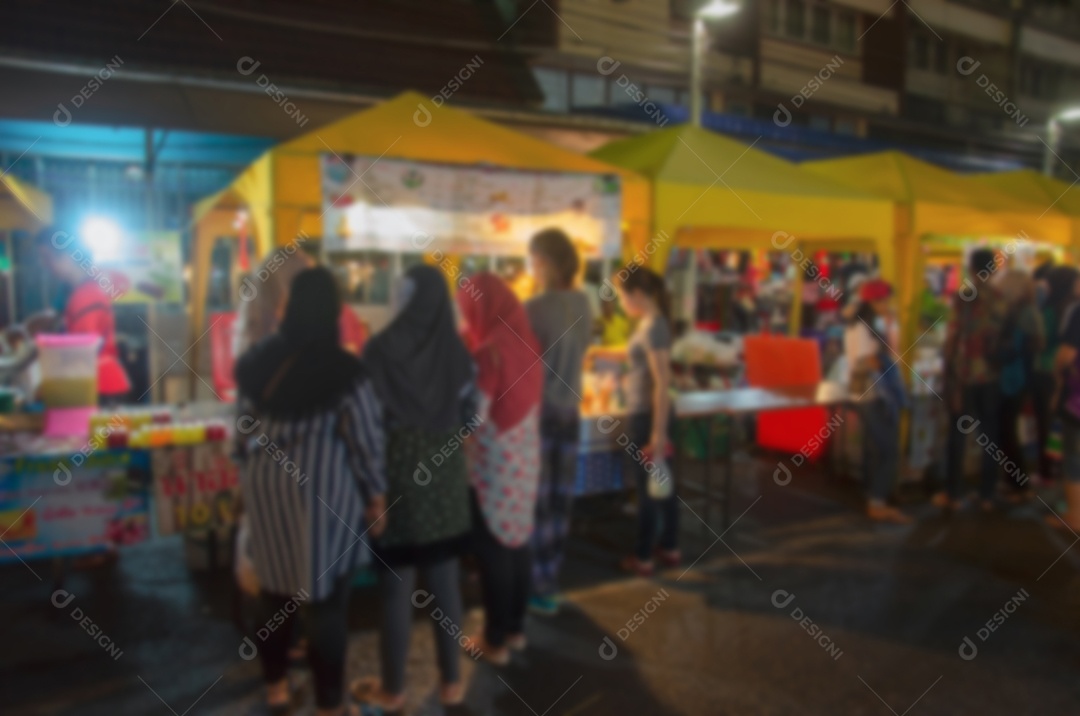 Turistas do mercado noturno do Festival do borrão.