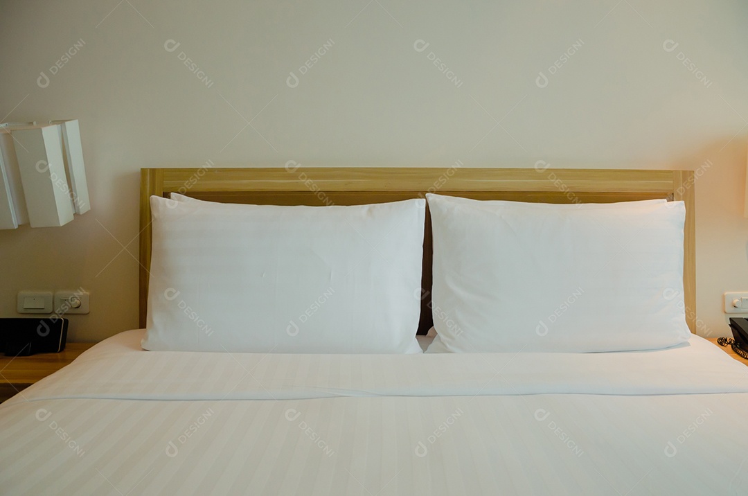 Camas e travesseiros no quarto moderno.