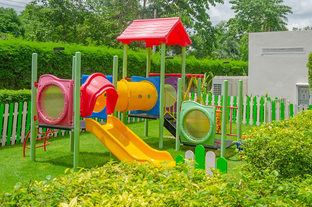 Playground colorido no gramado.