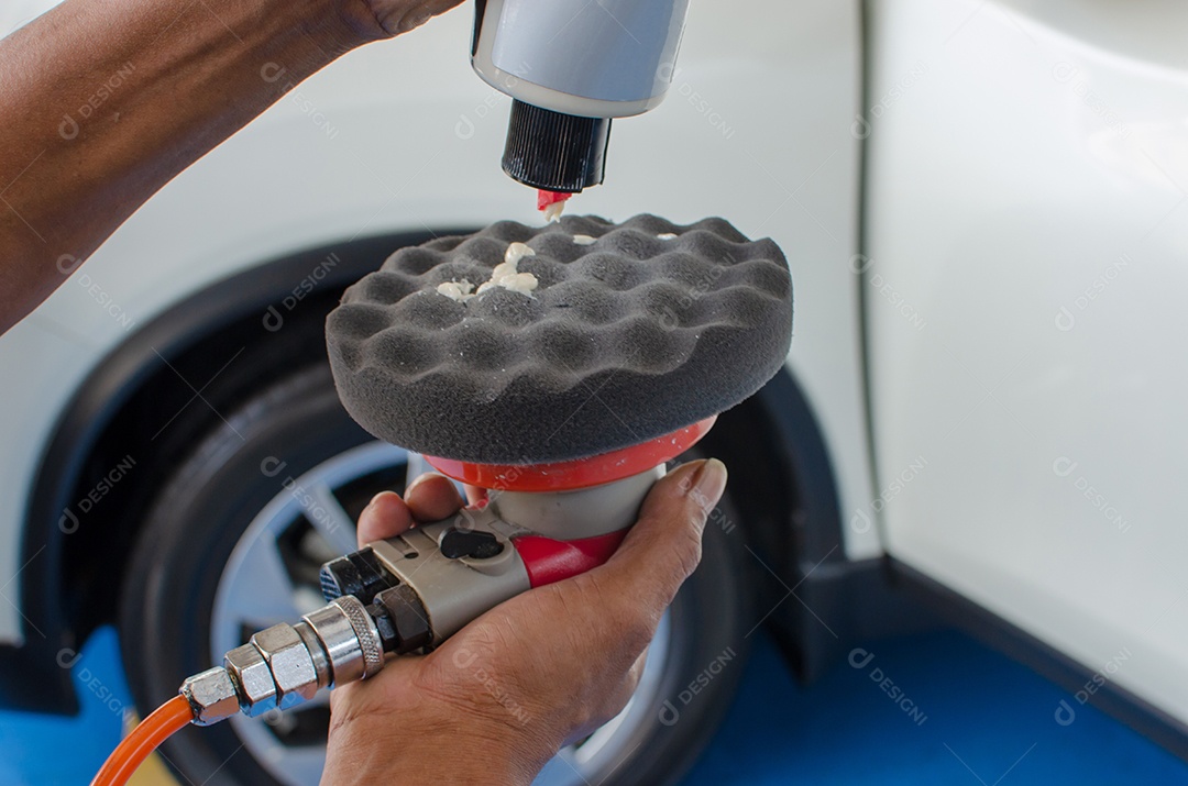 Despeje a cera líquida na esponja.