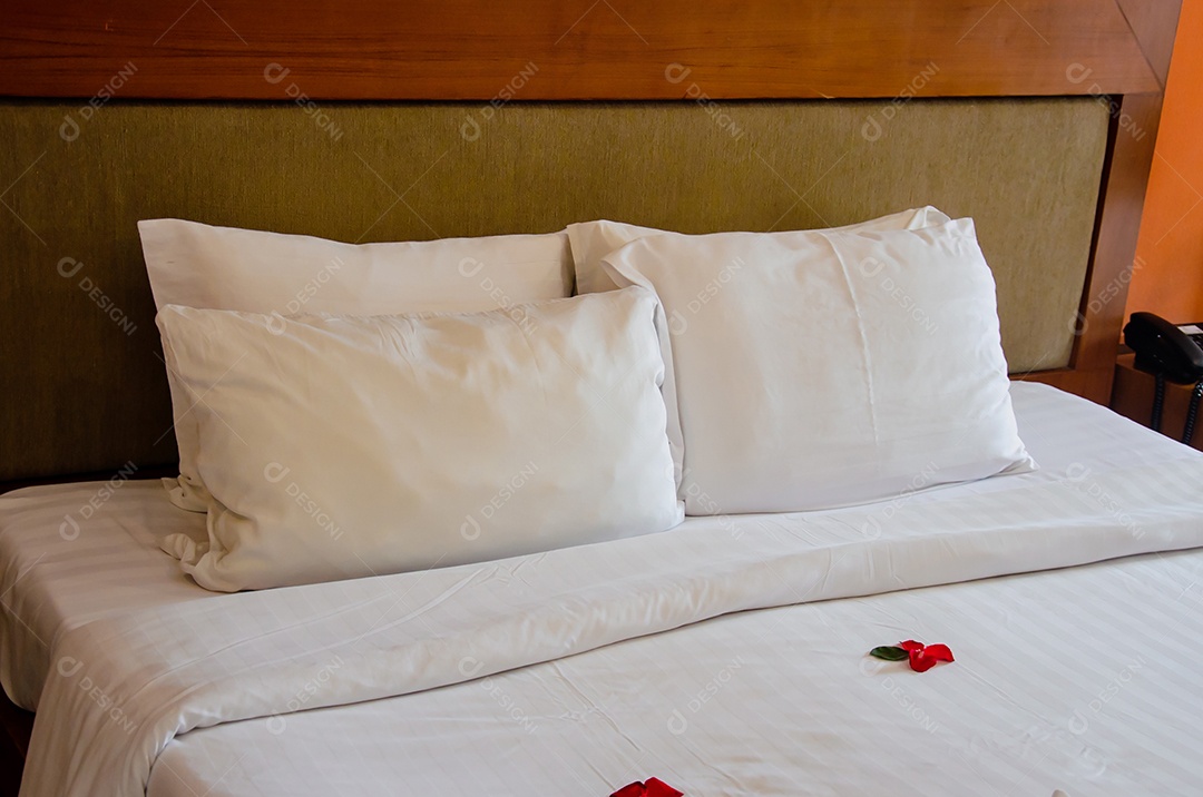 Camas e travesseiros e lâmpada no quarto moderno.
