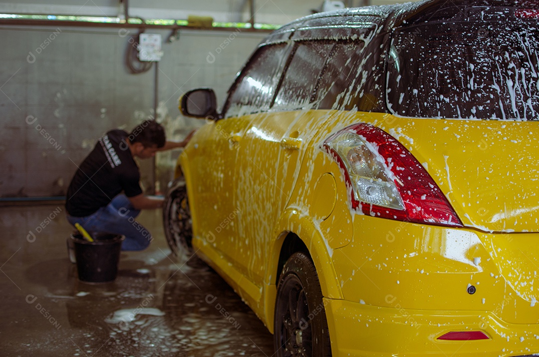 Lavagem de carro com espuma na lavagem de carro