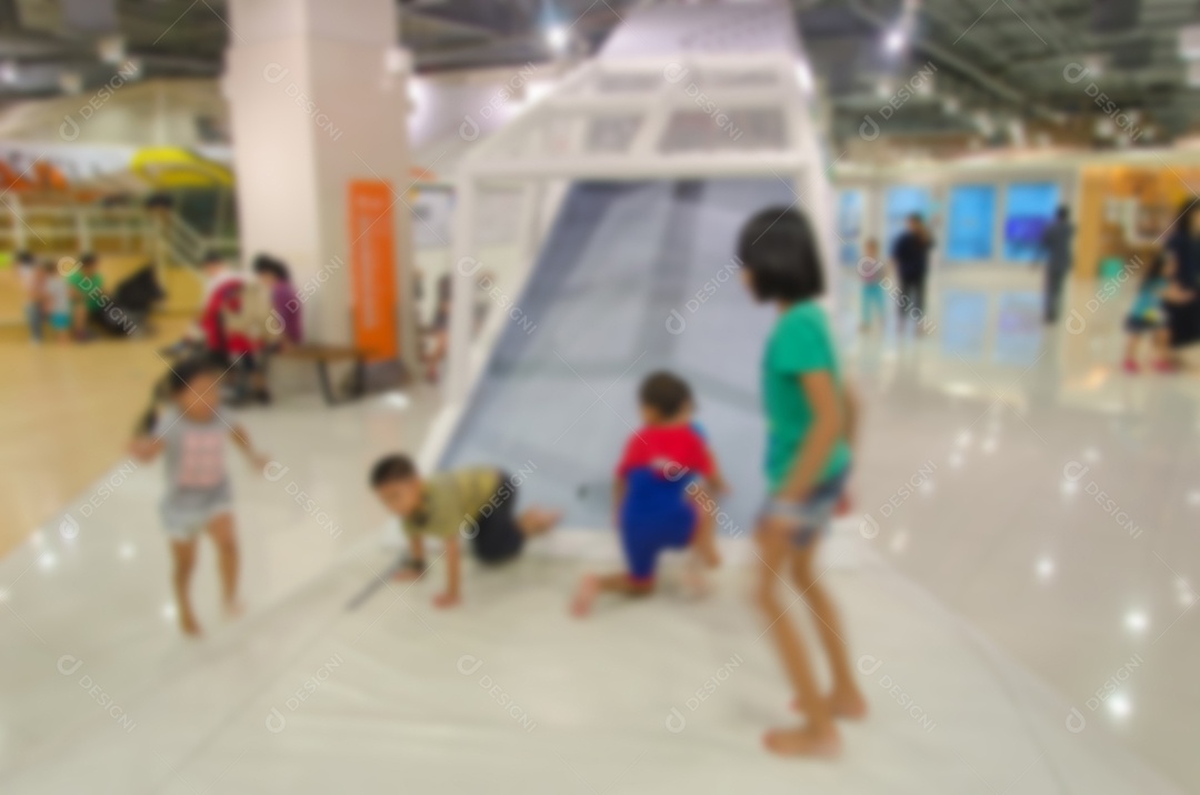 Desfocar as pessoas em um shopping como imagem de fundo.