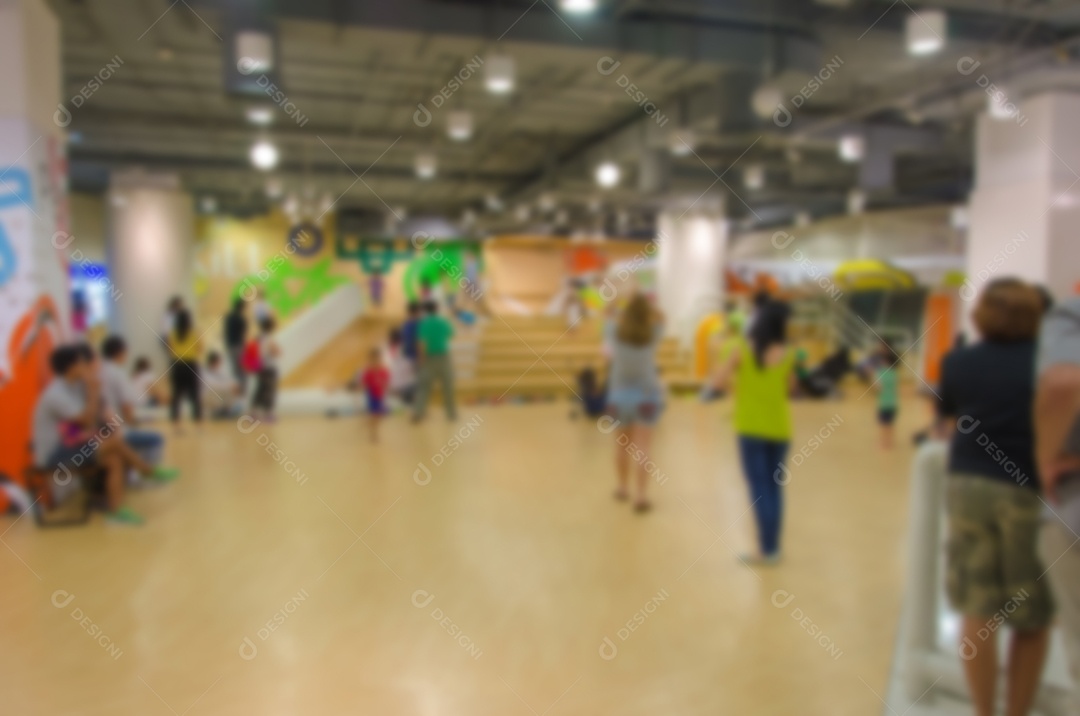 Desfocar as pessoas em um shopping como imagem de fundo.