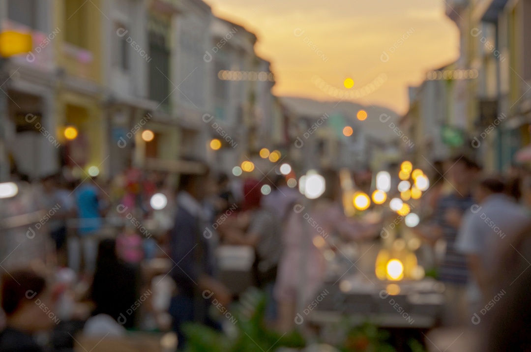 Pessoas desfocadas andando na rua da cidade. pode ser usado para exibição
