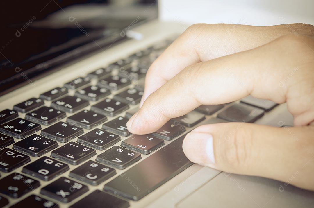 Fechar a mão no teclado do laptop