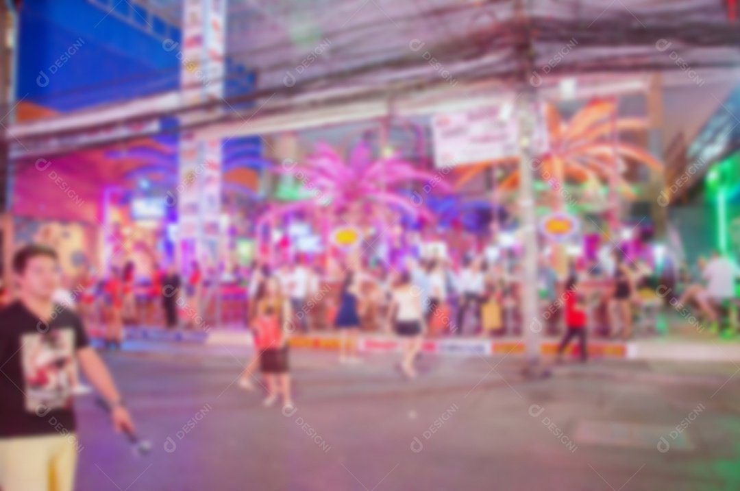 Turistas do mercado noturno do Festival do borrão.