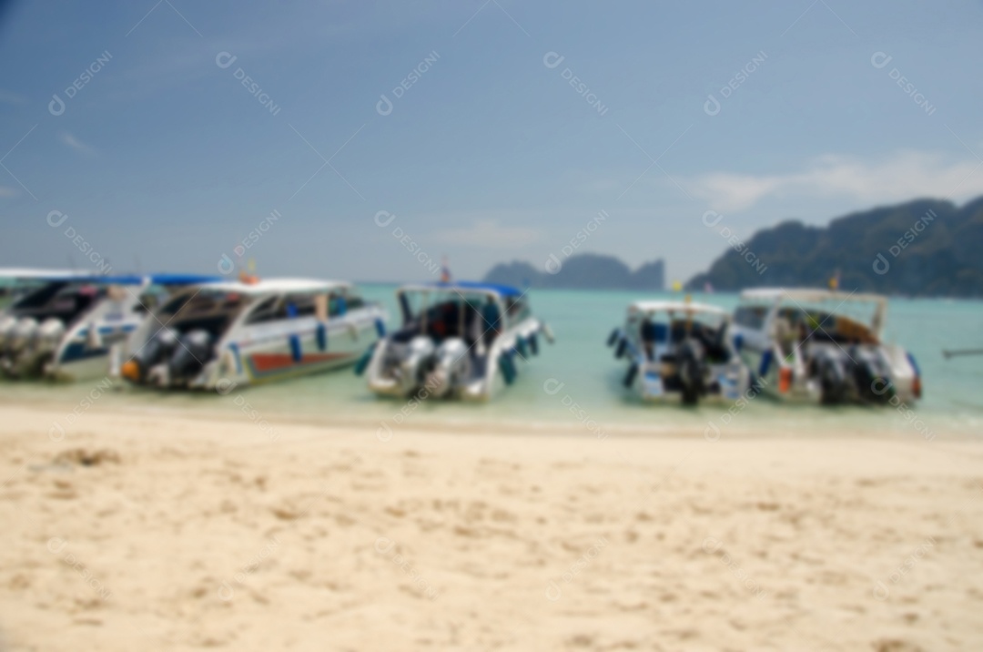 Borrão praia tropical e barco podem ser usados para exibição
