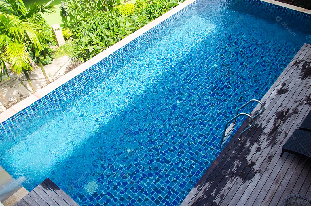 A bela piscina é um lugar para se exercitar.