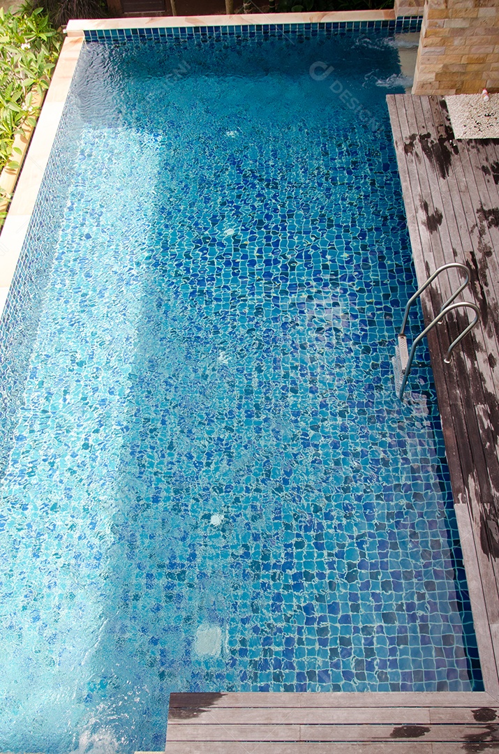 A bela piscina é um lugar para se exercitar.