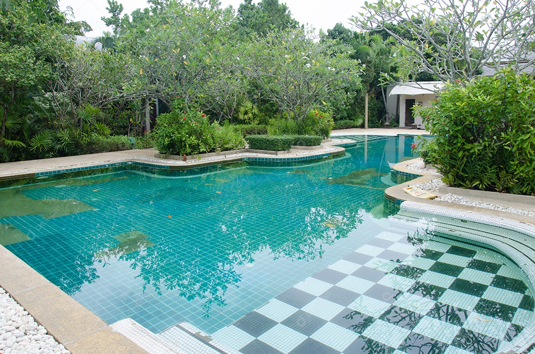 A bela piscina é um lugar para se exercitar.