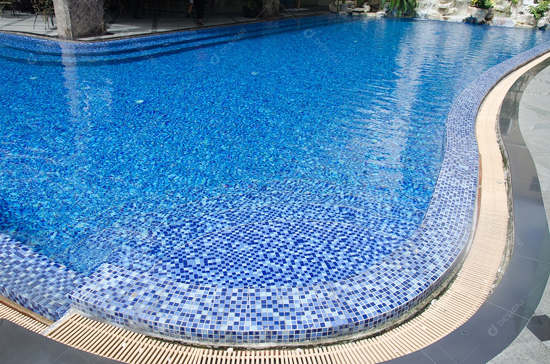 A bela piscina é um lugar para se exercitar.