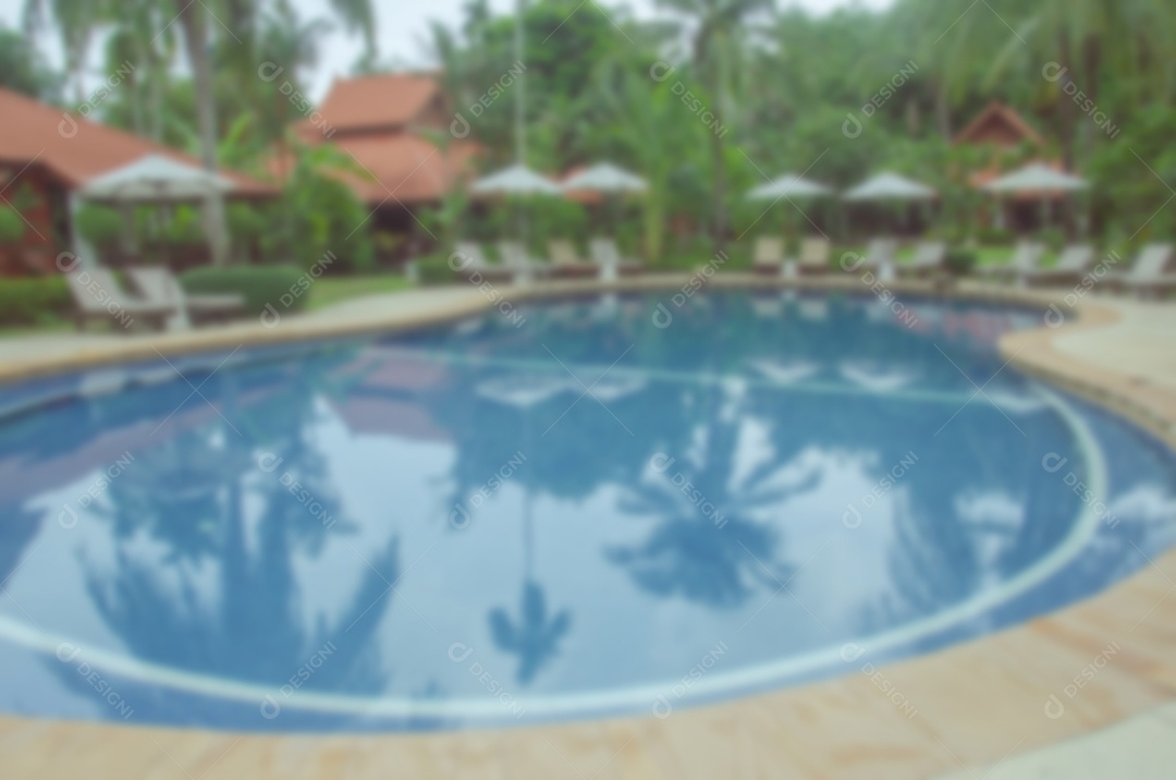Desfoque a piscina ao ar livre para o fundo pode ser usado para exibição