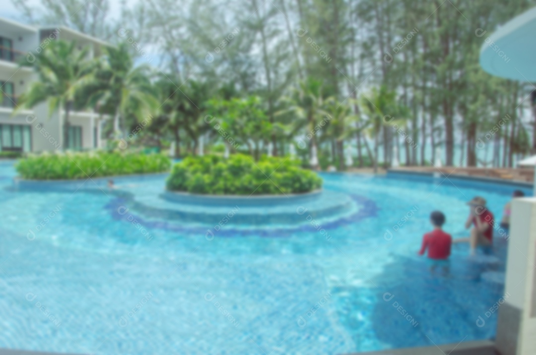 Desfoque a piscina ao ar livre para o fundo pode ser usado para exibição