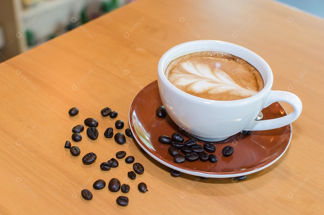 Café na mesa, xícara bonita e grãos de café