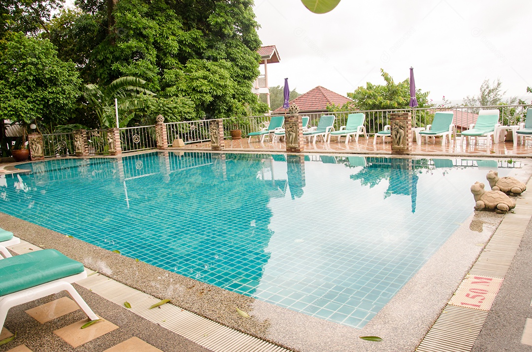 A bela piscina é um lugar para se exercitar.