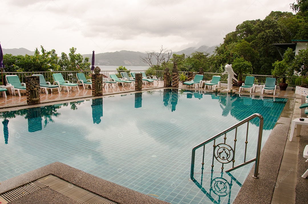 A bela piscina é um lugar para se exercitar.