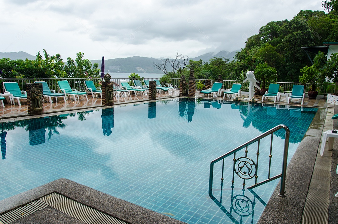 A bela piscina é um lugar para se exercitar.