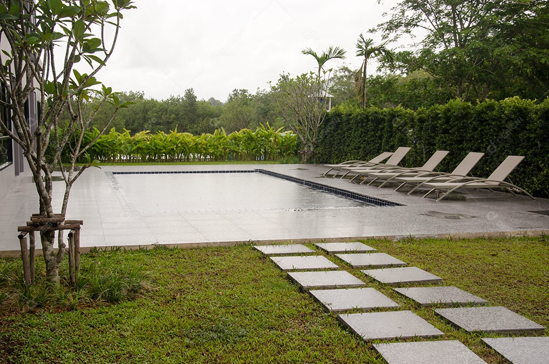 A bela piscina é um lugar para se exercitar.