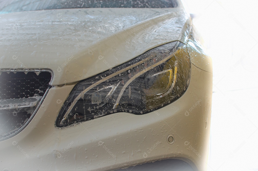 Farol de carro de luxo moderno.