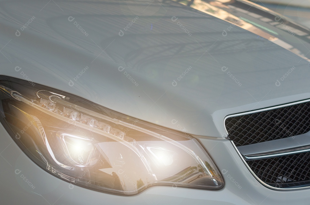 Farol de carro de luxo moderno.