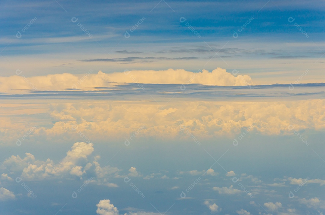 céu azul com fundo de nuvens.