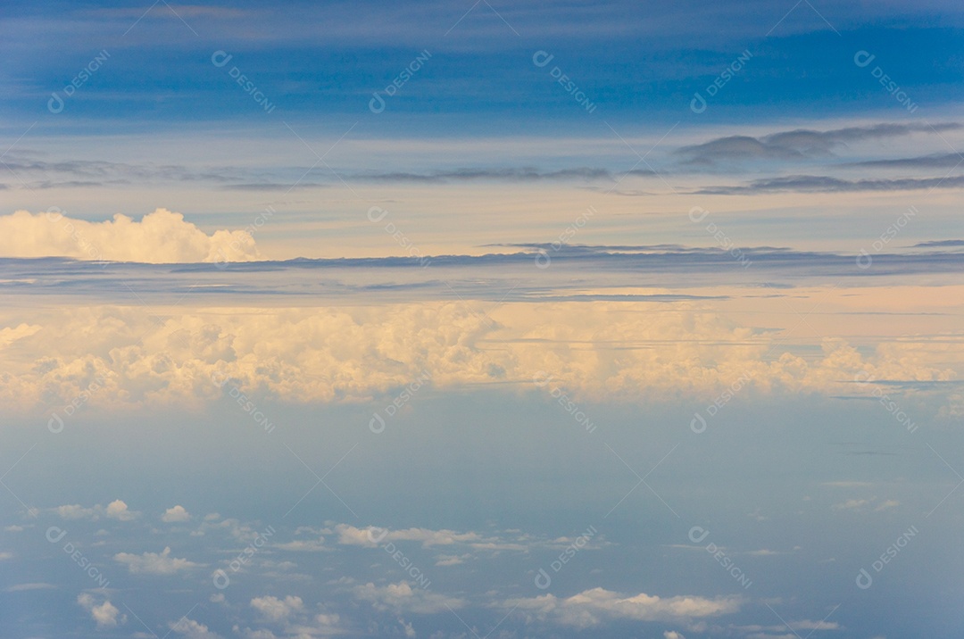 céu azul com fundo de nuvens.