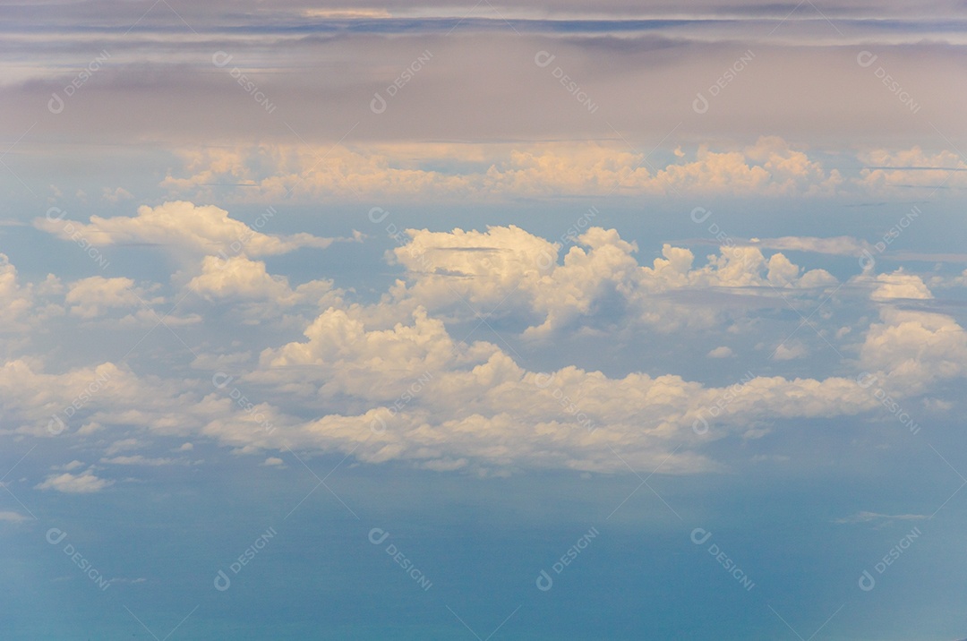 céu azul com fundo de nuvens.