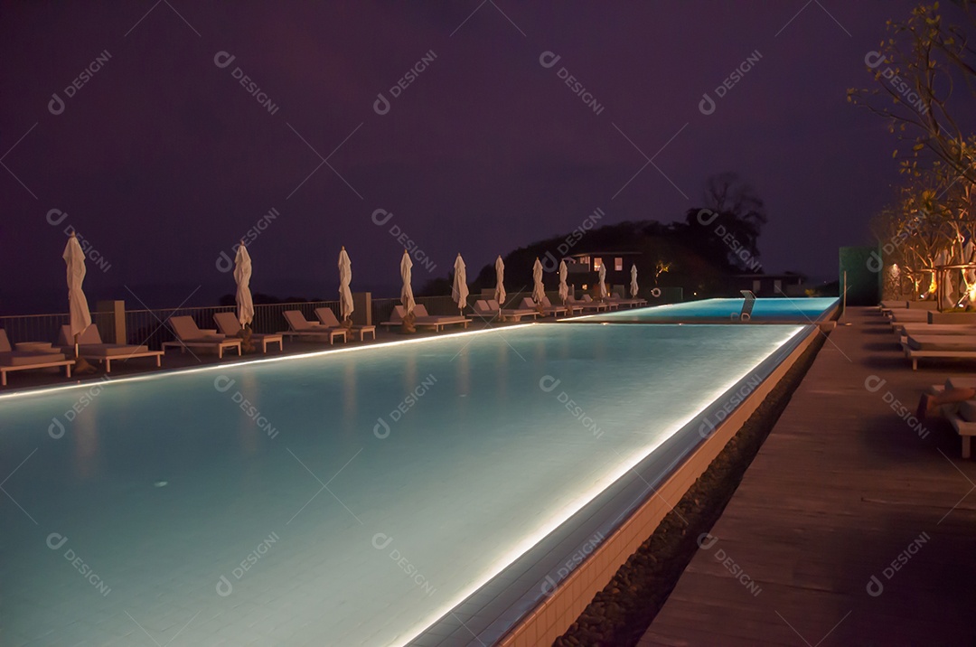 Piscina externa a noite