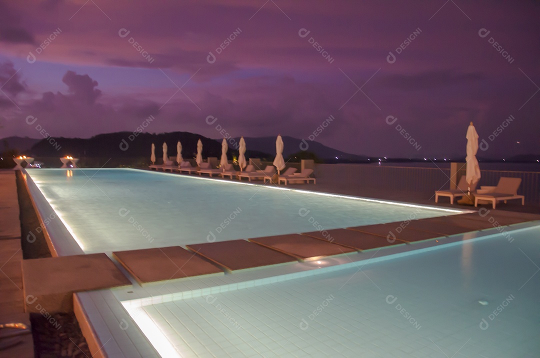Piscina externa a noite