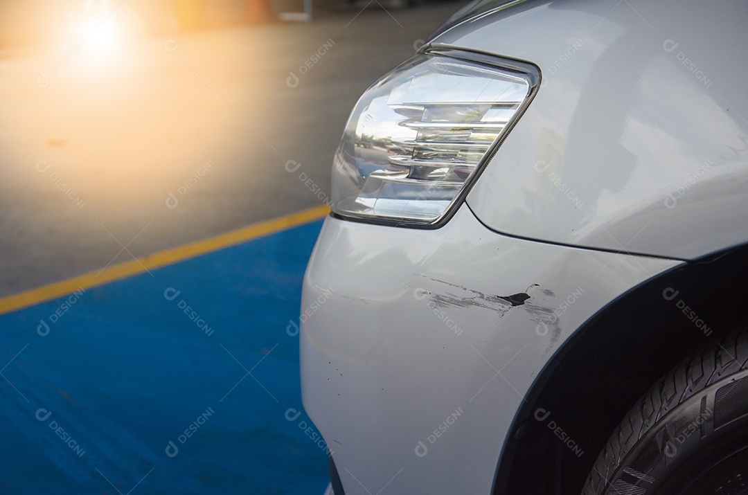 Acidente de para- choques na frente dos acidentes de carro.
