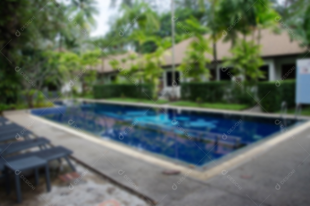 Desfoque a piscina ao ar livre para segundo plano. Pode ser usado para exibição.