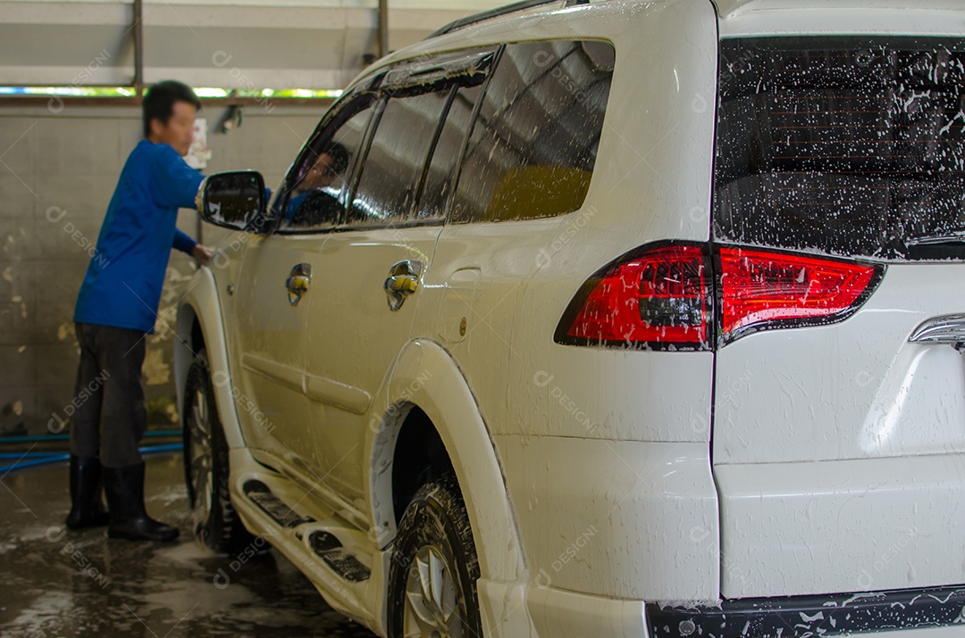 Lavagem de carro com espuma na lavagem de carro