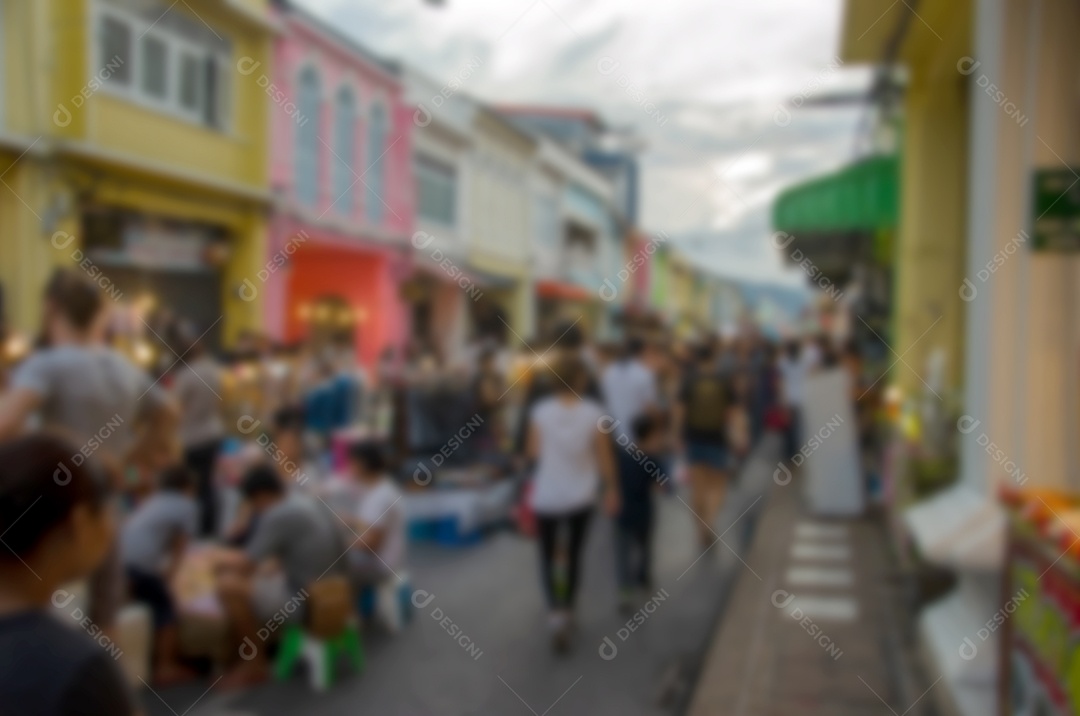 Pessoas de fundo desfocado andando na rua da cidade podem ser usadas para exibição.