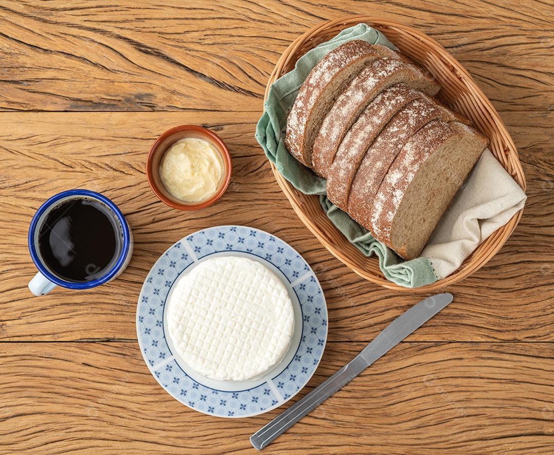 Queijo branco fresco artesanal de Minas Gerais, Brasil com café, manteiga e pão.
