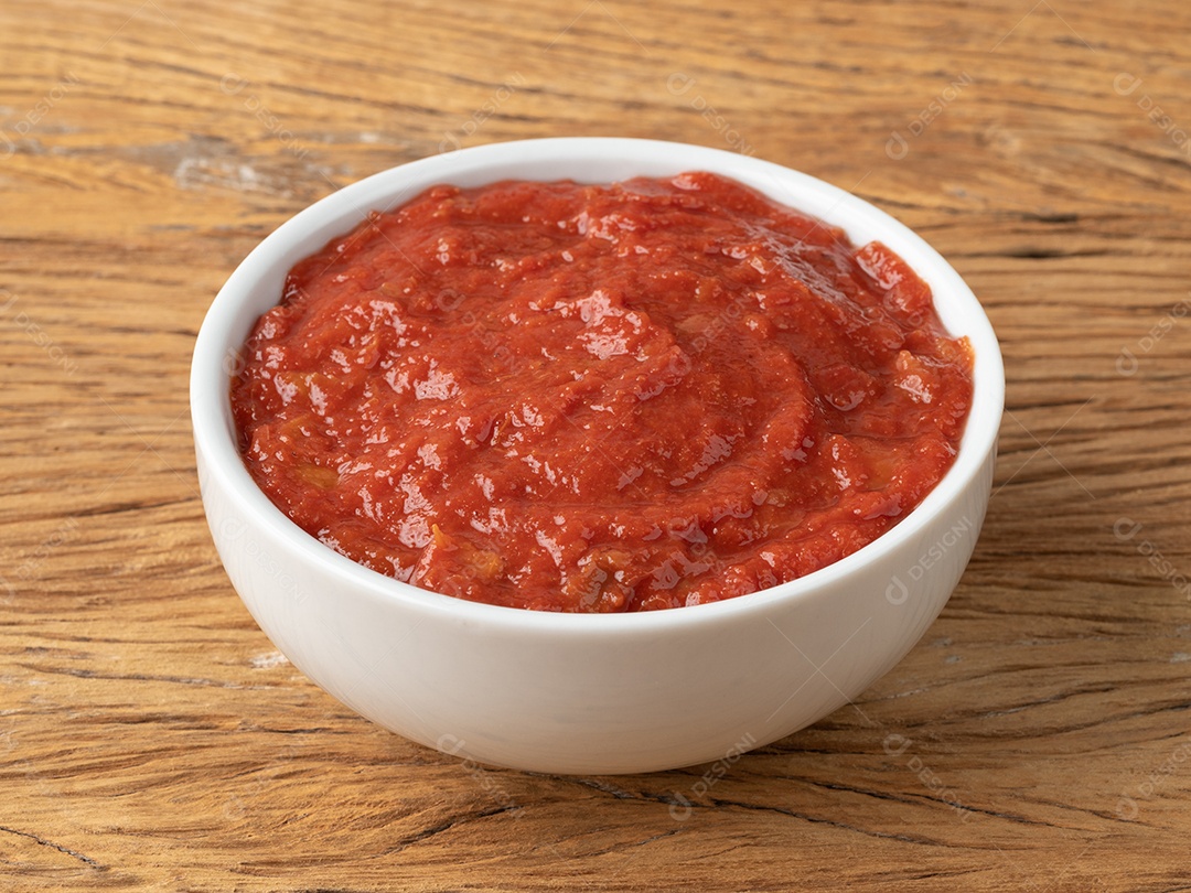 Goiabada, doce de goiaba cremosa brasileira tradicional sobre mesa de madeira.