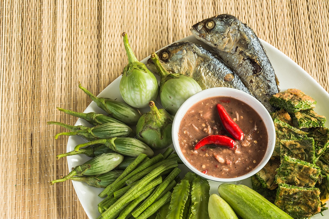Pasta de pimentão e ovo com cavala frita, comida tailandesa vegetal