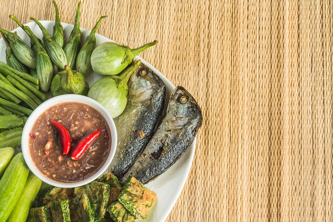 Pasta de pimentão e ovo com cavala frita, comida tailandesa vegetal