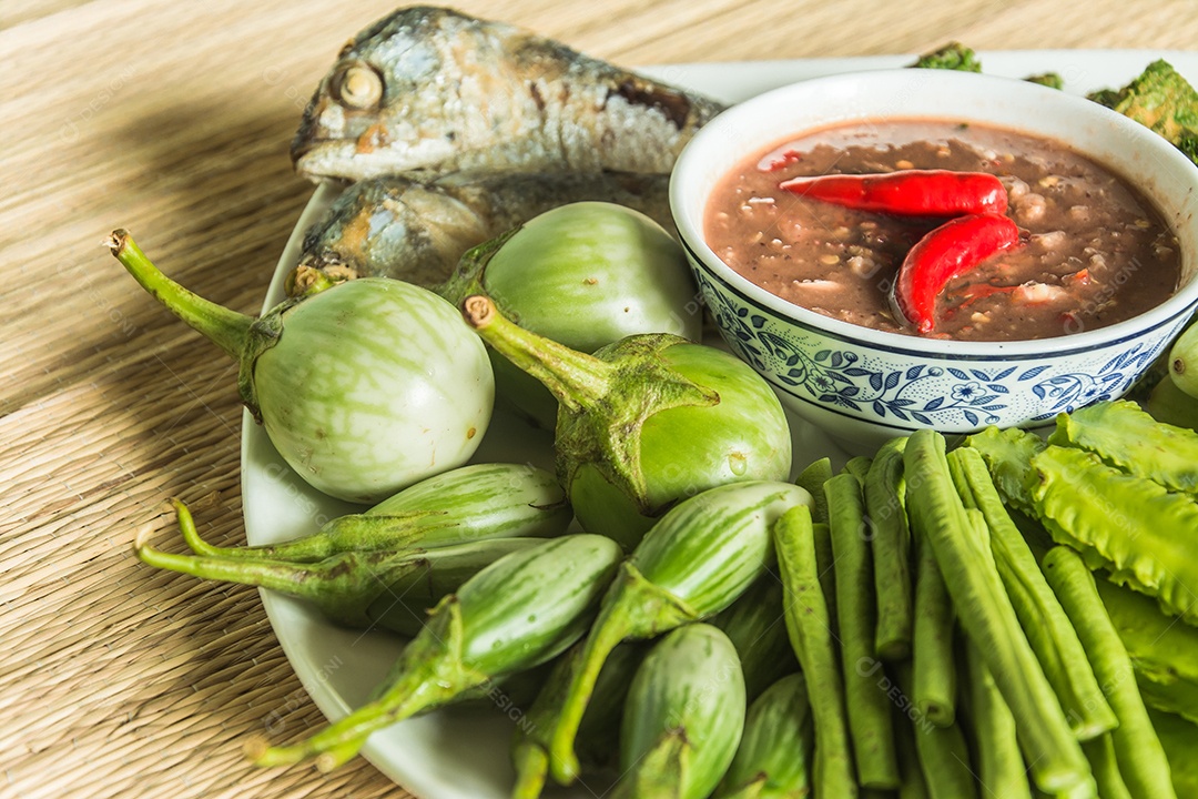 Pasta de pimentão e ovo com cavala frita, comida tailandesa vegetal